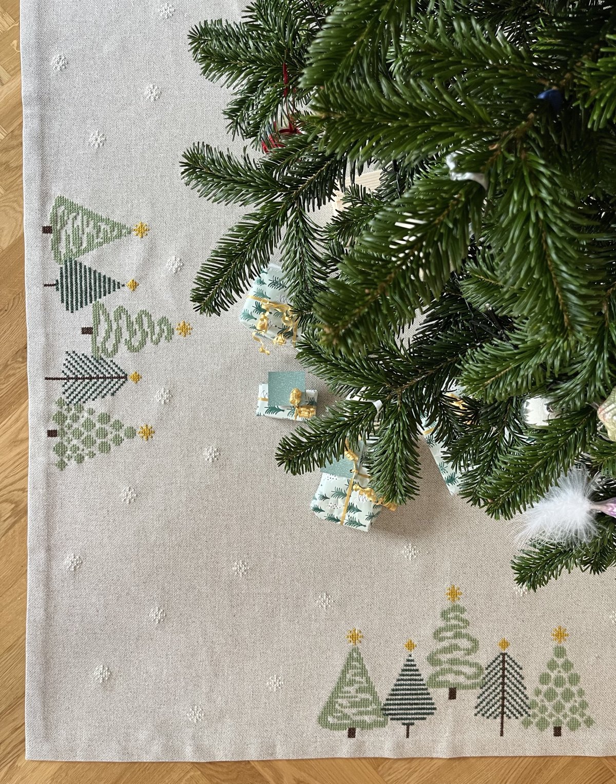 Grøn jul med stil - juletræstæppe 2028-1 Str. 140 x 140 cm.