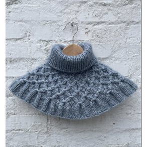 225 Sne-halsedisse - Strikkekit fra CaMaRose