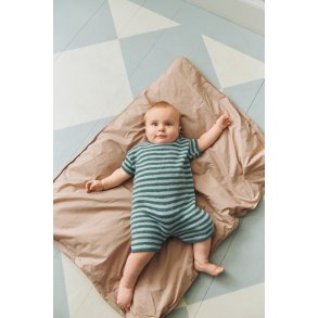 2603_05 Theodore Playsuit Baby strikkeopskrift fra Sandnes
