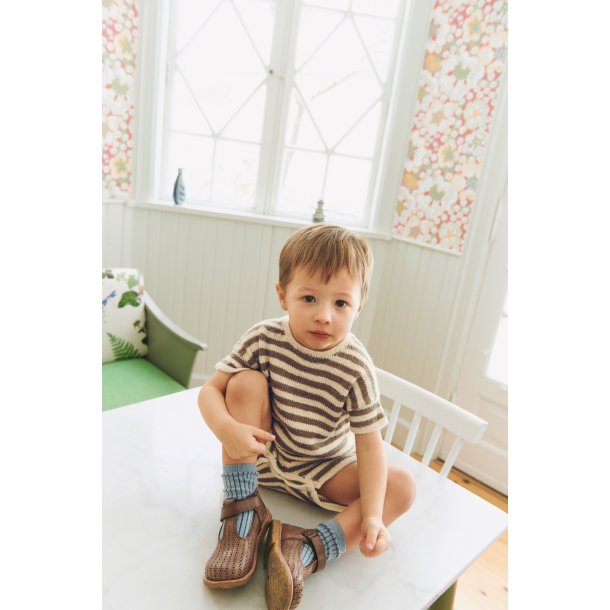 2603_05 Theodore Playsuit Baby strikkekit fra Sandnes