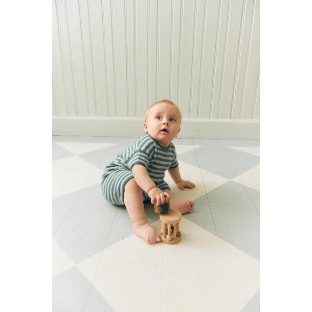 2603_05 Theodore Playsuit Baby strikkekit fra Sandnes