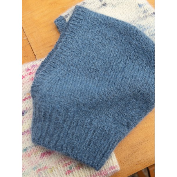 Hugsy Hood Junior 2506_3 - Strikkekit fra Sandnes