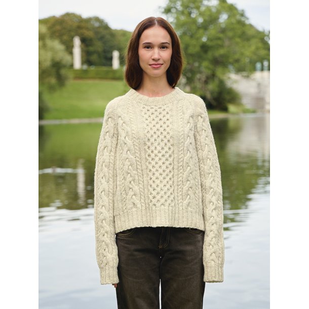 Wilbur Cable Sweater 2513_04 - Strikkeopskrift fra Sandnes
