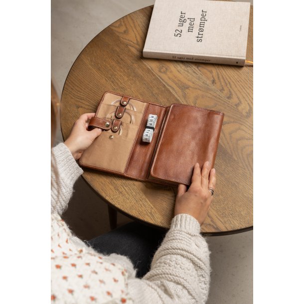 PROJECT 7, rundpindeetui Walnut