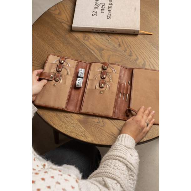 PROJECT 7, rundpindeetui Walnut