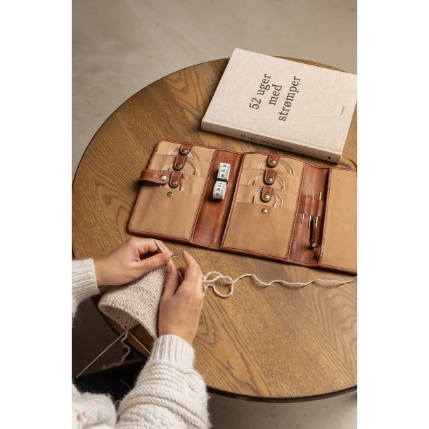 PROJECT 7, rundpindeetui Walnut