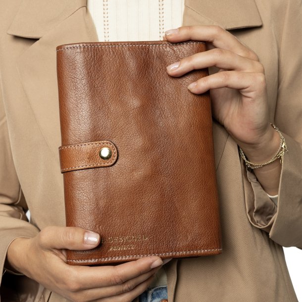 PROJECT 7, rundpindeetui Walnut