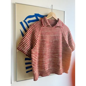 Stripe Overload Polo Tee - Strikkekit fra Spektakelstrik