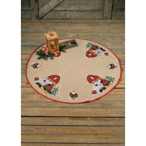 Rundt juletrstppe med nisser i sang