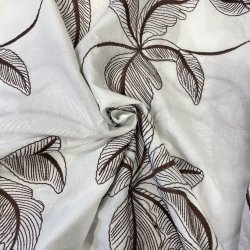 Bomuldsstof med broderi i hvid og bordeaux pr 0,25 m