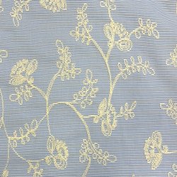 Bomuldsstof med broderi i hvid p� stribet bl� baggrund pr 0,25 m