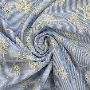 Bomuldsstof med broderi i hvid p� stribet bl� baggrund pr 0,25 m