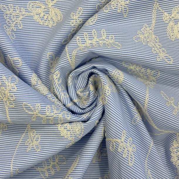 Bomuldsstof med broderi i hvid p� stribet bl� baggrund pr 0,25 m