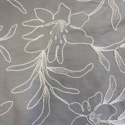 Canvas i bomuld med broderi i gr� pr 0,25 m