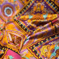 Satin med orientalsk m�nster pr 0,25 m.