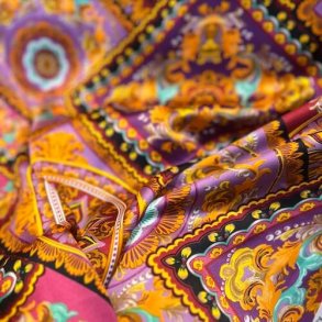 Satin med orientalsk mnster pr 0,25 m.