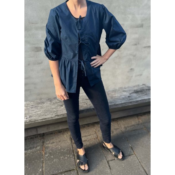 Line2Line B1266 Peplum skjortebluse med bindebnd