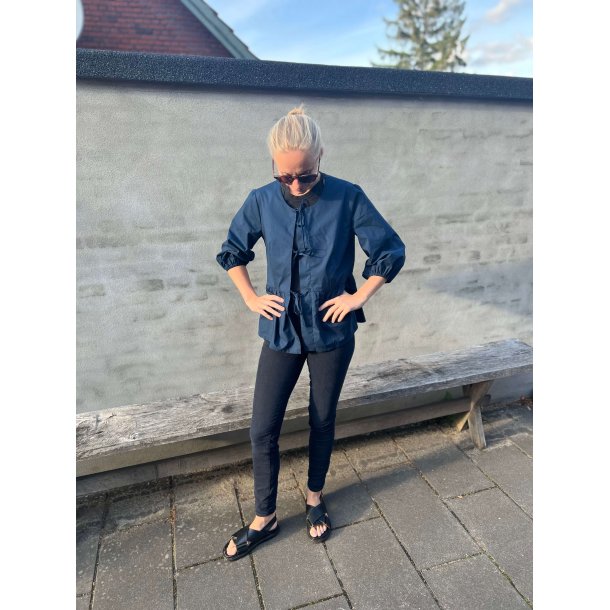 Line2Line B1266 Peplum skjortebluse med bindebnd