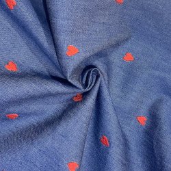 Bomuldsstof med denimlook og rde hjerter pr. 0,25m 