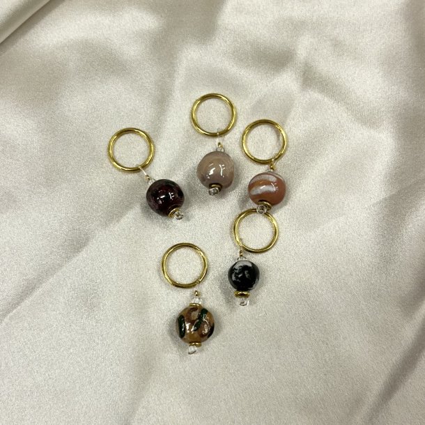 Kazuri maskemarkrer med messing og keramiske perler - 5 stk.