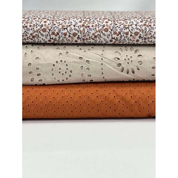 Fast bomuld med broderi i brun/orange pr 0,25 m