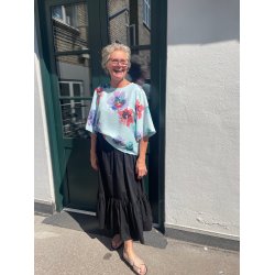 Viskose stof med store blomster p turkis baggrund