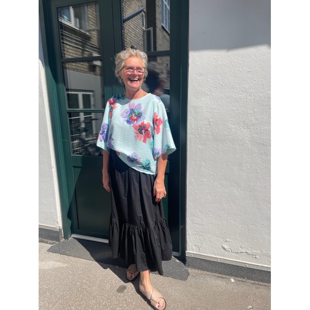 Viskose stof med store blomster p turkis baggrund