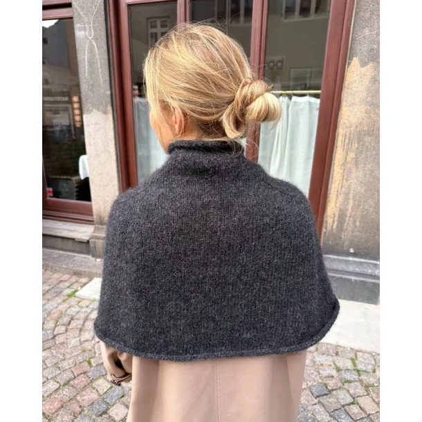 Ivy Cape - Strikkeopskrift fra PetiteKnit
