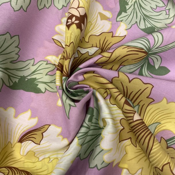 Liberty Stof med store blomster i gul p� lilla baggrund.pr 0,25 m