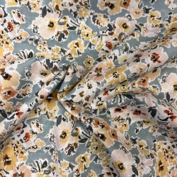 Liberty bomuld med blomster p lysebl baggrund - pr. 0,25 meter. 