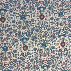 Liberty bomuld i hvid med blomsterprint i bl og rd - pr. 0,25 meter