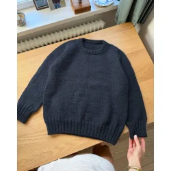 Niels Sweater Junior - Strikkeopskrift fra PetiteKnit