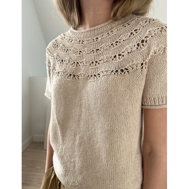 Noomi Tee - Strikkeopskrift fra Le Knit