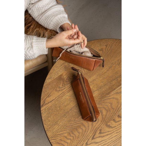 PROJECT 11 - Strikkepindeetui Burned Tan