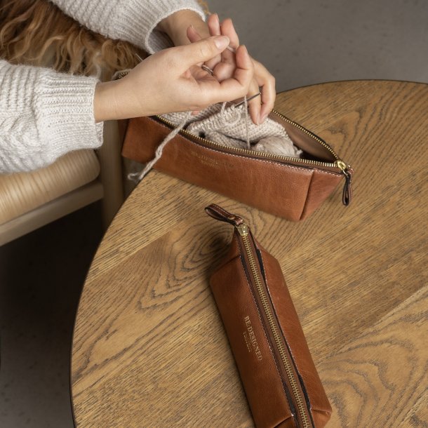 PROJECT 11 - Strikkepindeetui Burned Tan