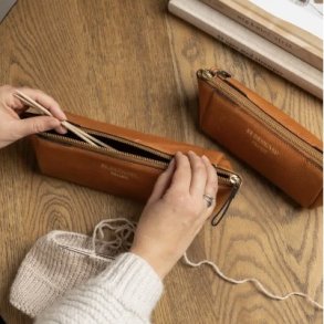 PROJECT 11 - Strikkepindeetui Burned Tan