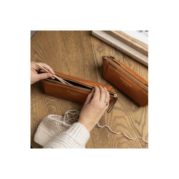 PROJECT 11 - Strikkepindeetui Burned Tan