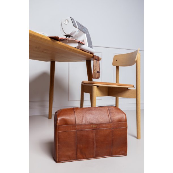 Project 84, Ldercover til symaskinen, Walnut