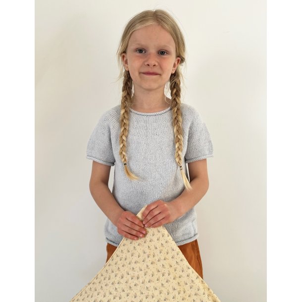 Plain Yoke Tee 20 junior - Strikkekit fra Le Knit / Lene Holme Samse