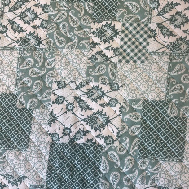 Quiltet stof med mnster i grn pr. 0,25 m