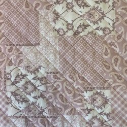 Quiltet stof med mnster i lyserd pr. 0,25 m