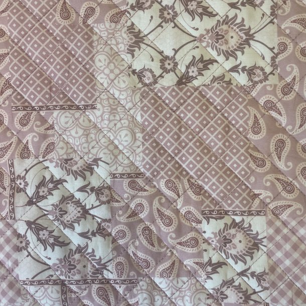 Quiltet stof med mnster i lyserd pr. 0,25 m