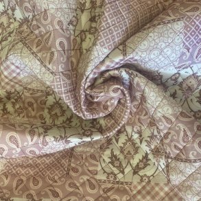 Quiltet stof med mnster i lyserd pr. 0,25 m