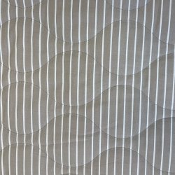 Quiltet stof med striber i brun pr. 0,25 m