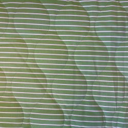 Quiltet stof med striber i grn pr. 0,25 m