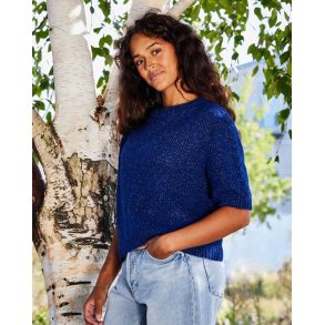 T-shirt med sadelskulder og snoninger strikkekit i Vera fra Permin