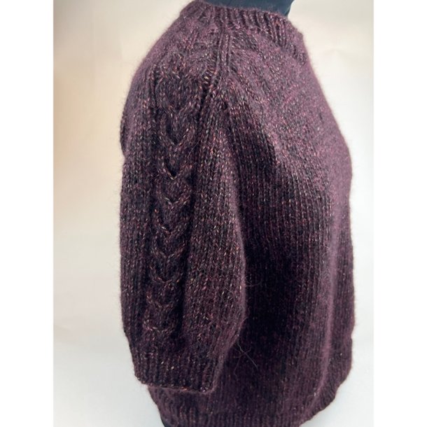 T-shirt med sadelskulder og snoninger strikkekit i Vera fra Permin