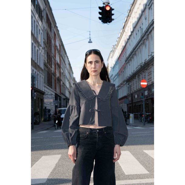 TIE BLUSE, PEGGY KRAVE OG LANTERN RME - Puff And Pencil