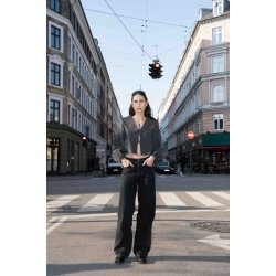 TIE BLUSE, PEGGY KRAVE OG LANTERN RME - Puff And Pencil