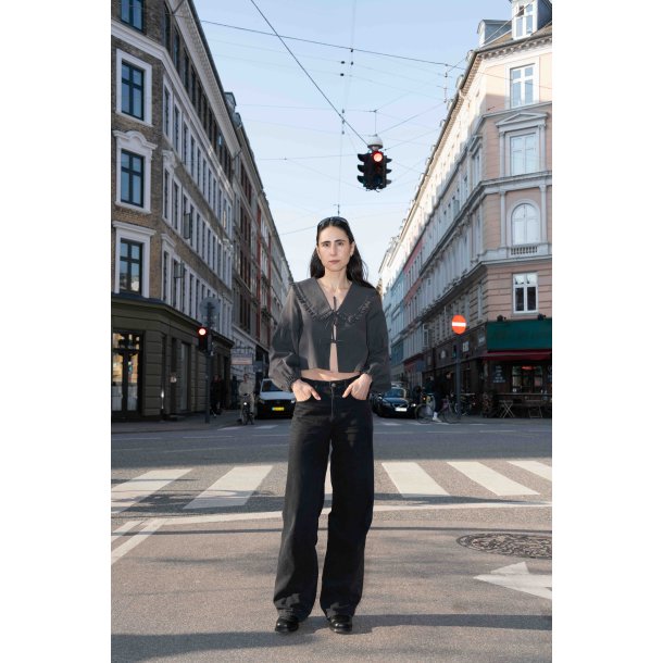 TIE BLUSE, PEGGY KRAVE OG LANTERN RME - Puff And Pencil